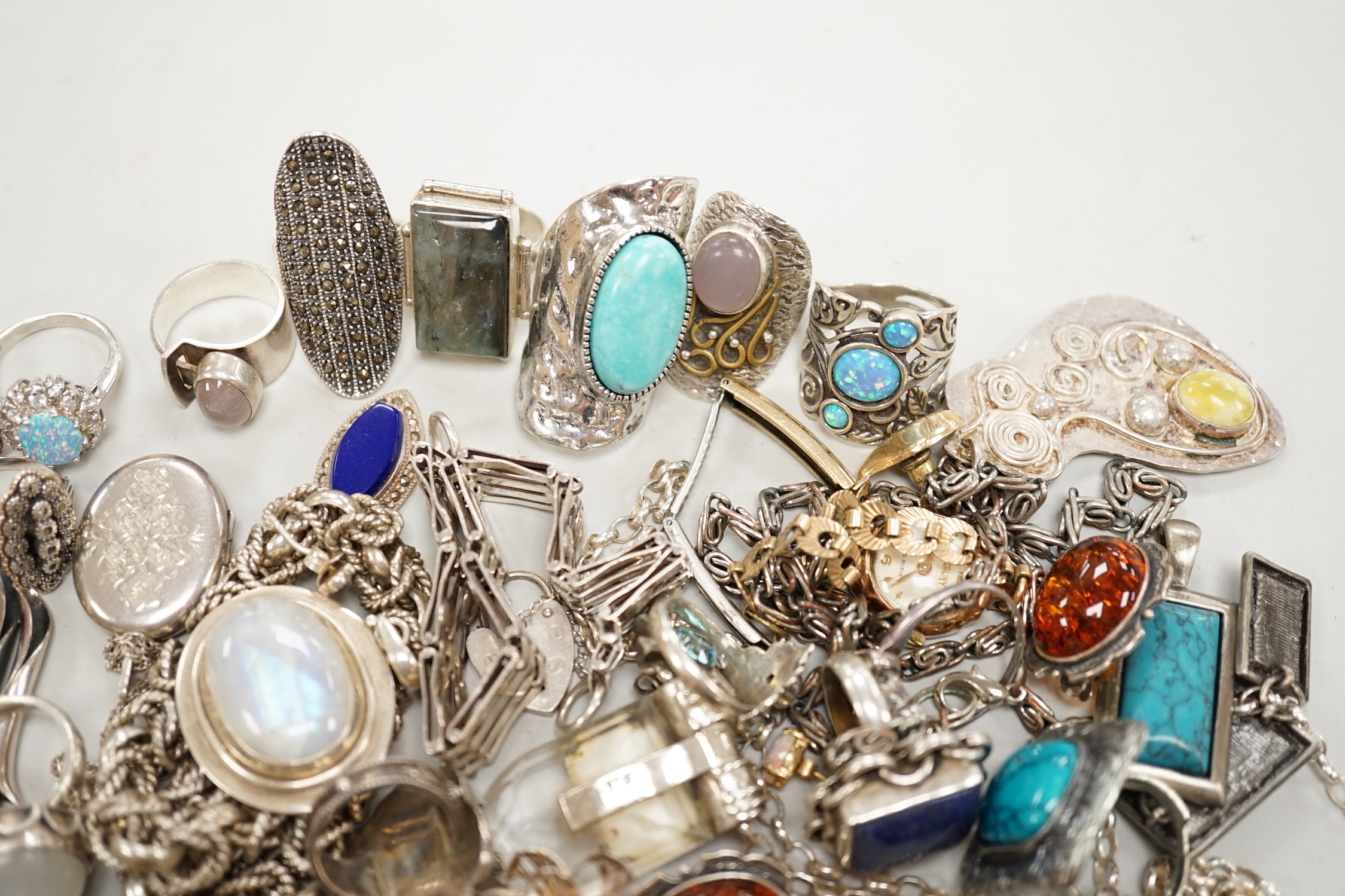A quantity of 925 and white metal jewellery including amber set brooch, Art Nouveau style brooch and assorted dress rings.